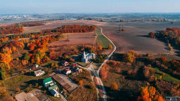 Camino rural en otoño. vista desde arriba