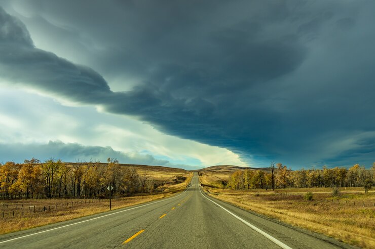 Camino rural, paisaje rural en otoño. La Carretera Provincial No. 22 de Alberta, también conocida como Cowboy Trail. Alberta, Canadá.