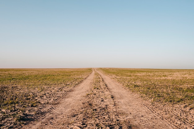 Camino rural que pasa por el horizonte.