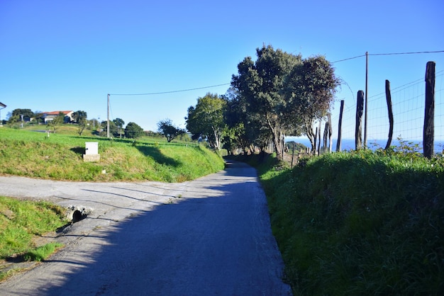 Camino rural a través del pueblo a lo largo de la costa del océano El Camino de Santiago del Norte España