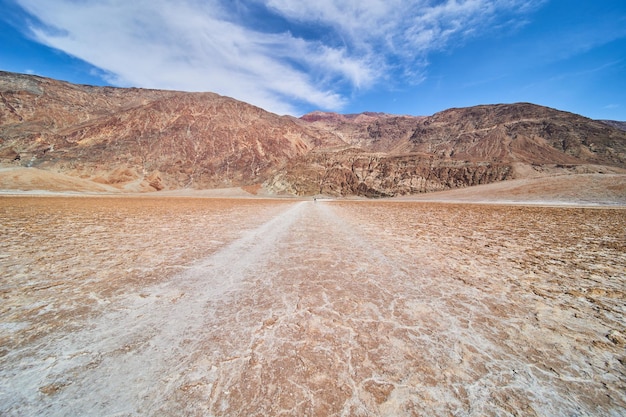 Camino de salinas en el desierto que conduce a las montañas del Valle de la Muerte