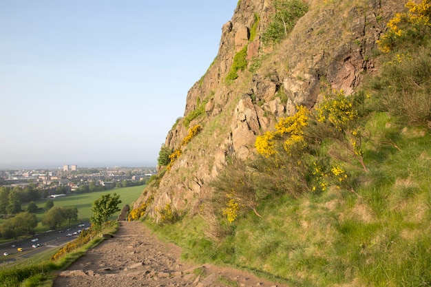 Camino en Salisbury Crags en Holyrood Park, Edimburgo, Escocia