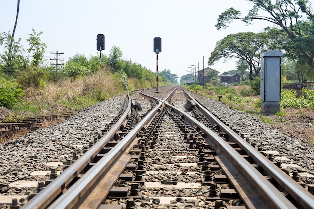 El camino a seguir del ferrocarril del detalle.