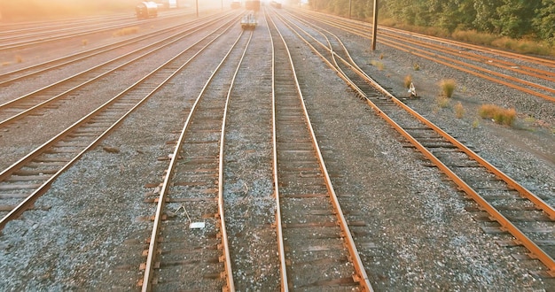 El camino a seguir en la plataforma de carga ferroviaria al amanecer por la mañana visto