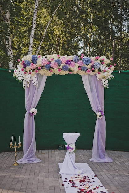 Camino sembrado de rosas y la ceremonia de boda de verano 568
