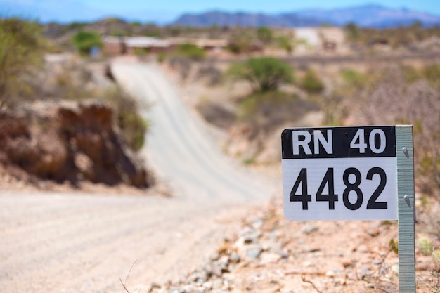 Foto camino de la señal de la ruta 40 en el norte de la argentina