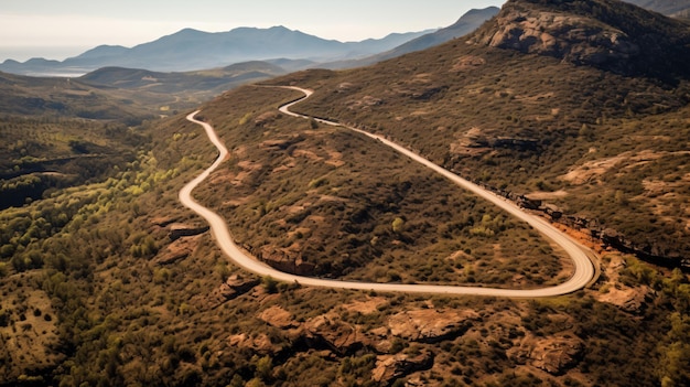 un camino sinuoso en medio de una montaña