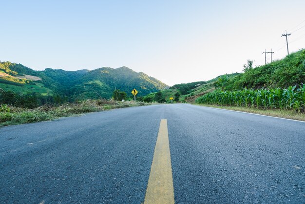 Camino sinuoso montaña azul cielo