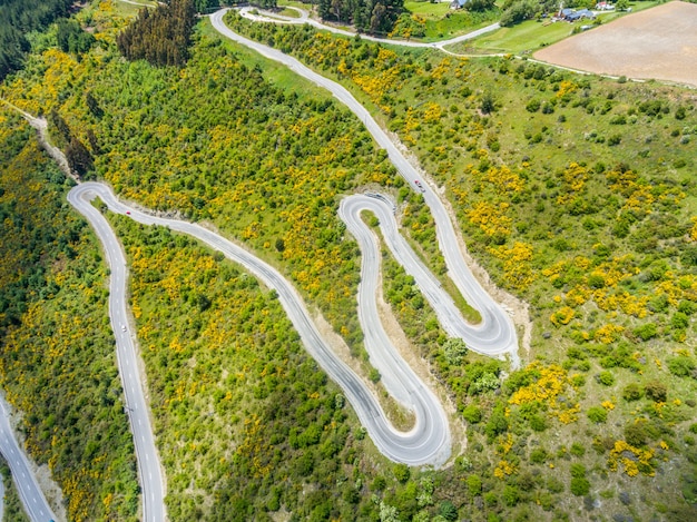 Camino sinuoso en la montaña, Queenstown, Nueva Zelanda