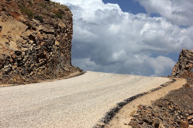 Camino sinuoso en la montaña