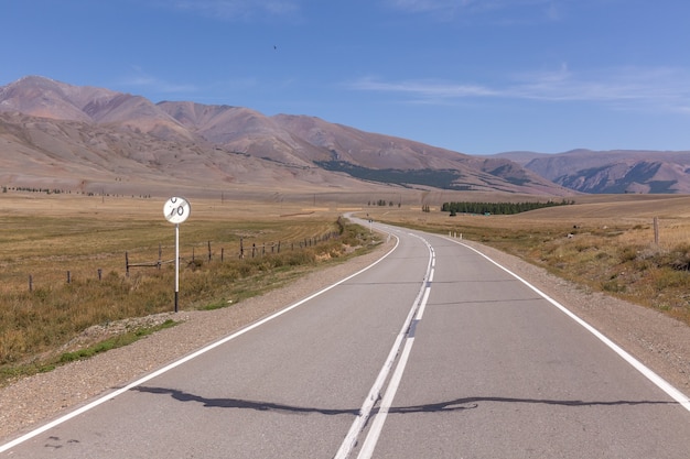 Camino sinuoso a las montañas de Altai, región de Altai, Siberia, Rusia.