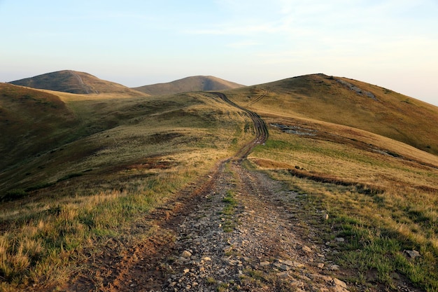 Camino sinuoso en las montañas