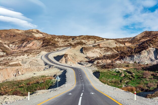 Camino sinuoso en la zona de las montañas