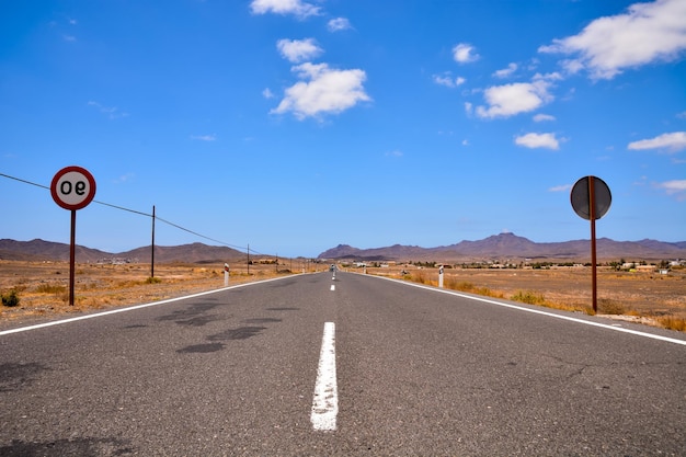 Foto camino solitario de asfalto