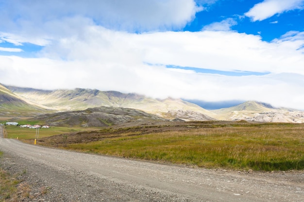 Camino sucio cerca de la granja Skeggjastadir en Islandia