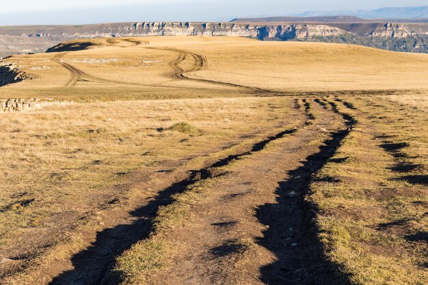 Camino sucio encima de la meseta de la montaña de Bermamyt