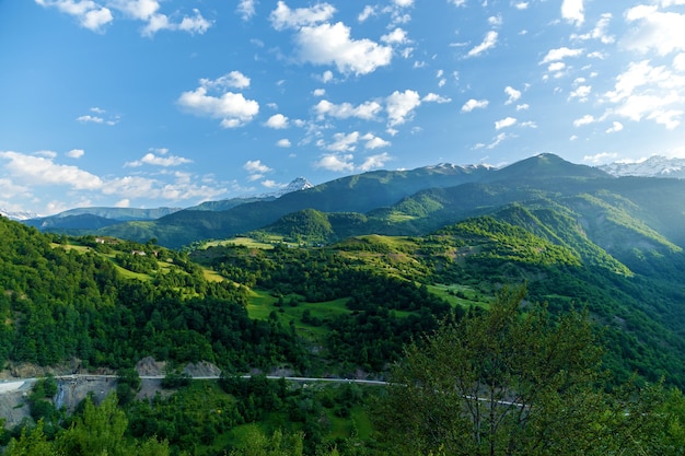 El camino a Svaneti con paisajes de montaña y hermosas vistas.