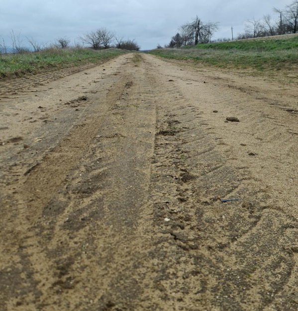 Un camino de tierra con algunas huellas en él