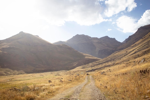 El camino de tierra atraviesa las montañas.