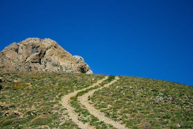 Camino de tierra en la cima de las montañas.