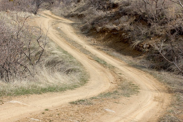 Camino de tierra en las colinas