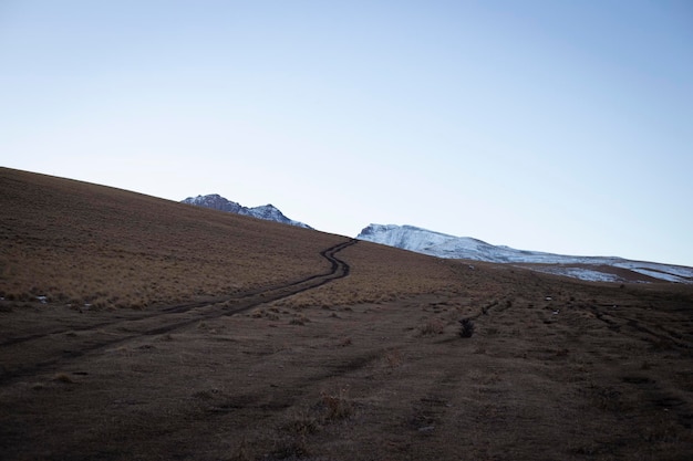 El camino de tierra conduce a la cima del monte Aragats