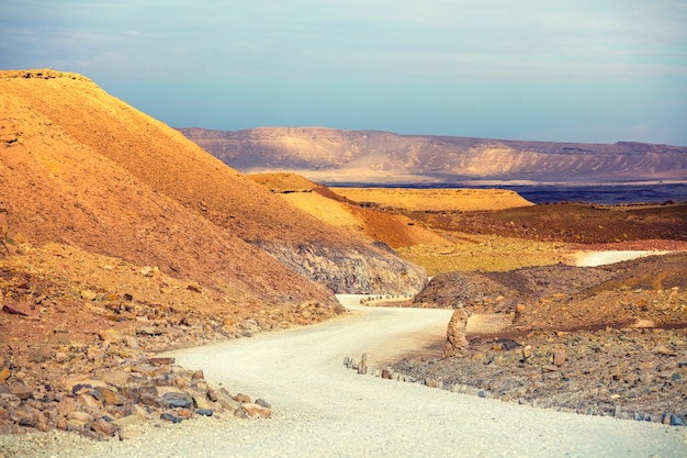 Camino de tierra en el cráter Makhtesh Ramon, el desierto de Negev, Israel