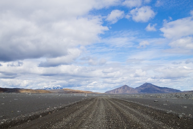 Camino de tierra a lo largo de las tierras altas centrales de Islandia. Paisaje de Islandia. Ruta F907