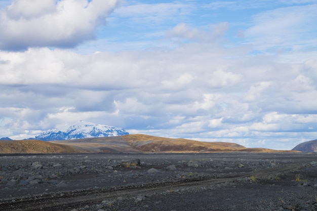 Camino de tierra a lo largo de las tierras altas centrales de Islandia