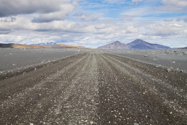 Camino de tierra a lo largo de las tierras altas centrales de Islandia