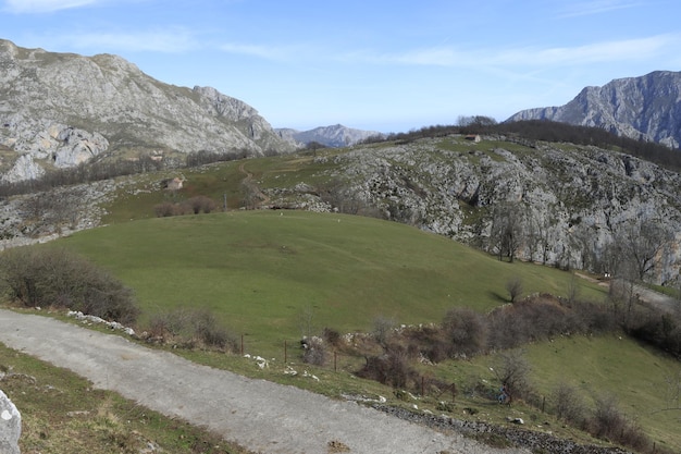 Un camino de tierra en las montañas