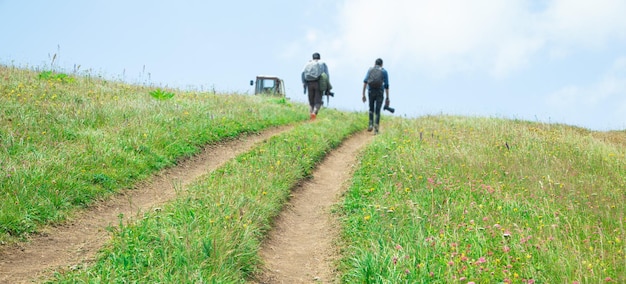 Camino de tierra en la naturaleza Armenia Verano