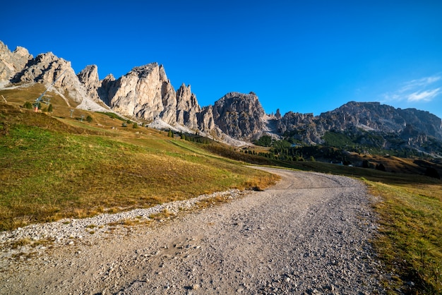 Camino de tierra y sendero