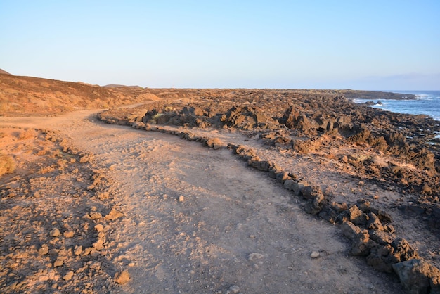 Camino de tierra a través del desierto en la isla de Tenerife España