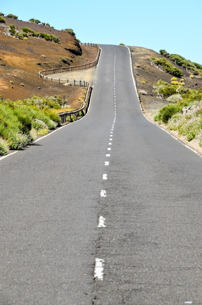 Camino de tierra a través del desierto en la isla de Tenerife España