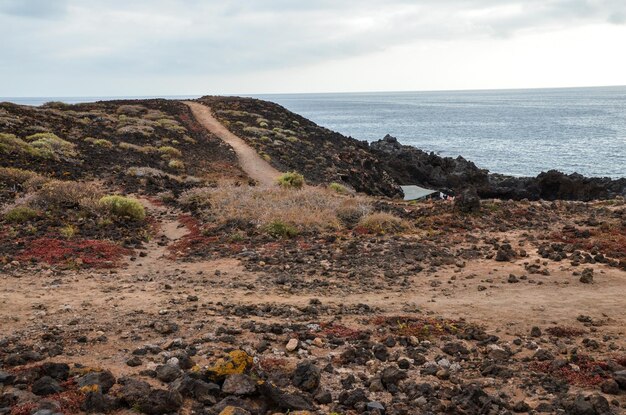 Foto camino de tierra a través del desierto en la isla de tenerife españa