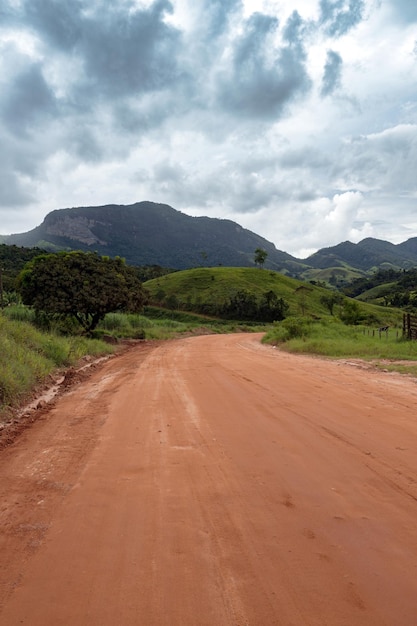 Camino de tierra a través de las montañas