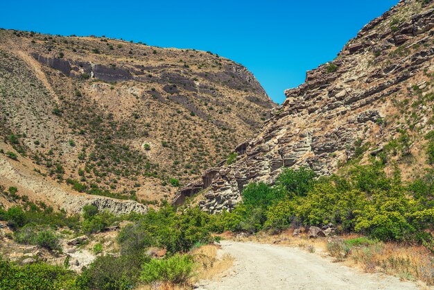 Camino de tierra en la zona de las montañas.