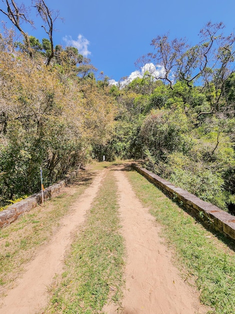 camino de tierra en una zona rural de Río de Janeiro, Brasil