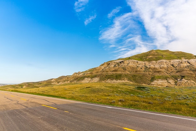 Camino a las tierras baldías de Drumheller en Canadá