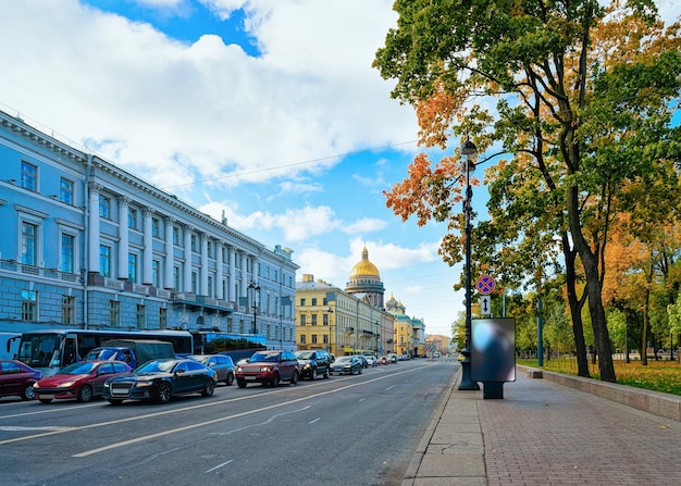 Camino con tráfico de automóviles en la Catedral de San Isaac en San Petersburgo, en Rusia.