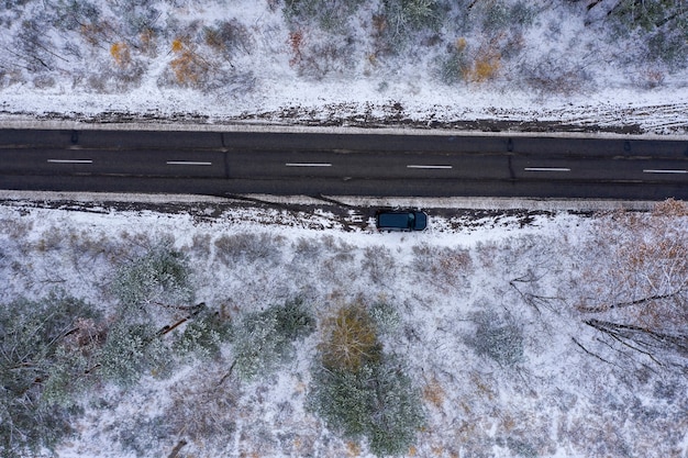 camino a través del bosque de invierno vista superior tiro con drones