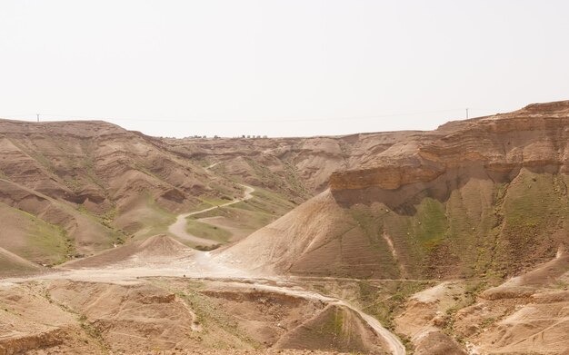 Camino a través de colinas y acantilados en el desierto de Judea en Israel