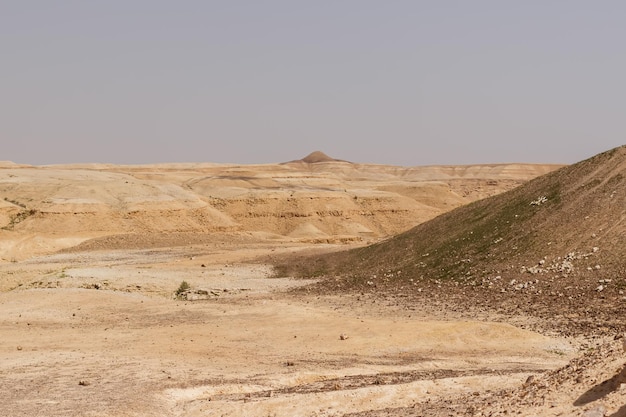 Camino a través de colinas y acantilados en el desierto de Judea en Israel