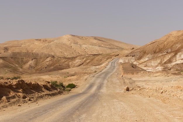 Camino a través de colinas y acantilados en el desierto de Judea en Israel