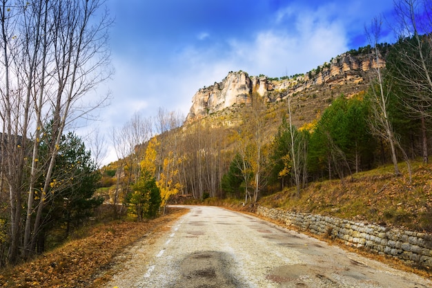 camino a través de las montañas