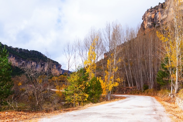 camino a través de las montañas