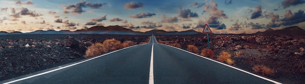 Camino a través del paisaje escénico hasta el destino en el parque natural de Lanzarote.Viajes por carretera.