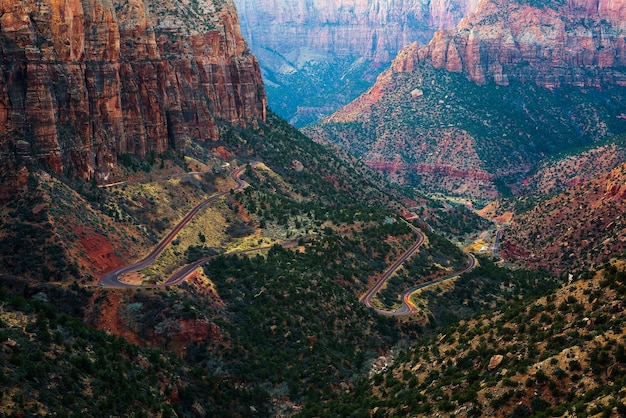 Camino a través del Parque Nacional Zion en Utah