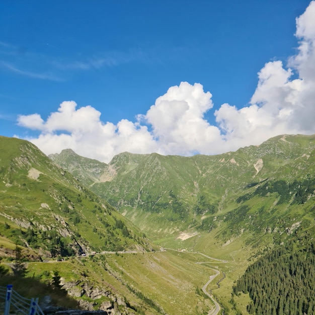 Un camino a través de un valle